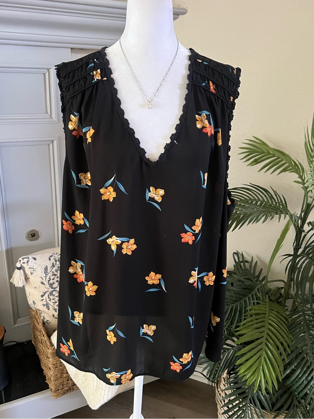 Daniel Rainn Black Floral V-Neck Sleeveless Blouse
